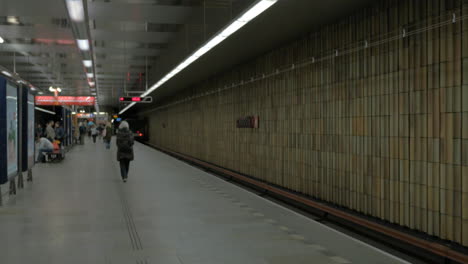 Blick-Auf-Die-Wegfahrende-U-Bahn-Am-Bahnhof-Prag,-Tschechische-Republik