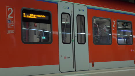 Schließen-Der-Automatischen-Türen-Der-U-Bahn-In-Frankfurt