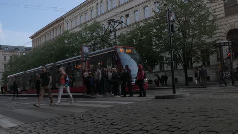 Tranvía-Moderno-En-La-Calle-Praga-República-Checa