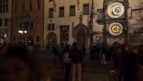 Timelapse-De-Personas-Cerca-Del-Reloj-Astronómico-De-Praga-Por-La-Noche