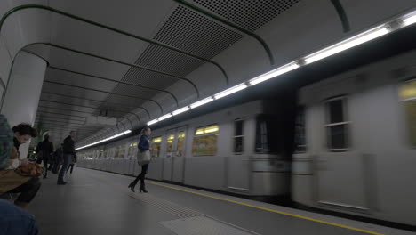 Blick-Auf-Die-Ankunft-Des-Zuges-In-Der-U-Bahn-Station-Und-Die-Menschen,-Die-In-Wien,-Österreich,-Ankommen