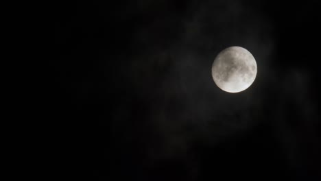 Luna-Envuelta-Por-Nubes-Contra-Un-Cielo-Oscuro,-Evocando-El-Misterio-Y-La-Belleza-Del-Cosmos.