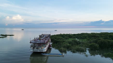 Verlassenes-Dampfschiff-Liegt-Leblos-Zwischen-Mangroven-Am-Tonle-Sap-See-In-Kambodscha