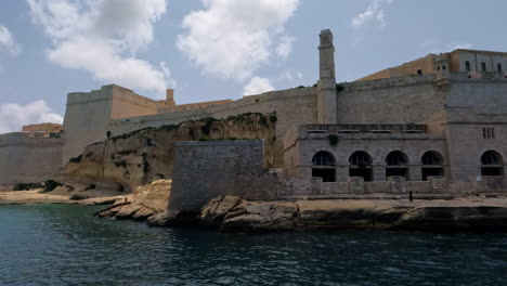 Transición-Del-Edificio-Histórico-Frente-Al-Puerto-De-La-Valeta,-Malta-En-El-Mar-Mediterráneo