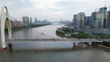 Verkehr-Zur-Hauptverkehrszeit,-Während-Eine-Drohne-Die-Hua-Nan-Brücke-In-Guangzhou,-China,-Untersucht