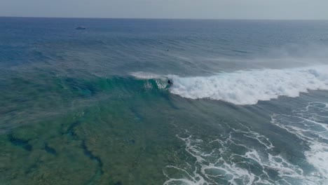 Surfista-Surfeando-Una-Ola-En-Aguas-Poco-Profundas-Filmado-Con-Un-Dron,-Isla-Reunión-Hermitage-Beach