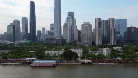 Skyline-Der-Stadt-Guangzhou-In-China-Am-Nachmittag