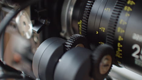 Calibrating-the-iris-of-a-cinema-lens-with-a-wireless-system