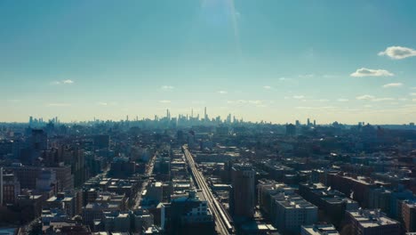 Unglaubliche-Luftdrohnenaufnahme-Von-Reihen-Von-Wohnungen-Und-Mietshäusern-In-Brooklyn,-New-York,-Mit-Der-Verblassten-Skyline-Von-Manhattan,-New-York-City-Im-Hintergrund