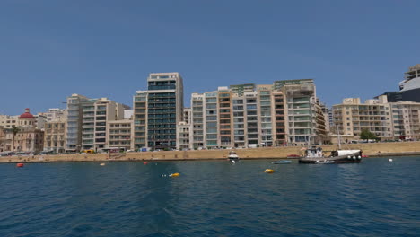 Muelle-De-La-Valeta,-Malta-Desde-El-Mar-Mediterráneo-Con-El-Horizonte-De-La-Ciudad-Y-Barcos.