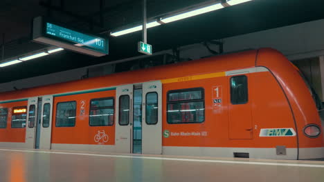 Tren-Saliendo-De-La-Estación-De-Metro-De-Frankfurt-Alemania