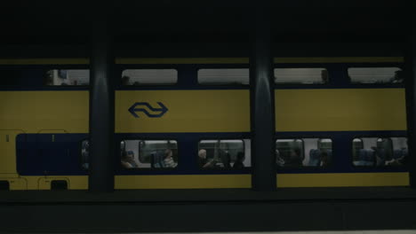 Trenes-En-La-Estación-De-Tren-Del-Aeropuerto-De-Ámsterdam.