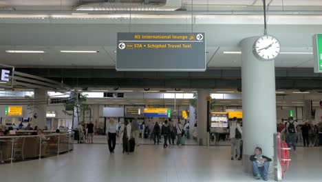 Airport-hall-with-people-and-pointer-Amsterdam