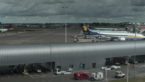 Zeitraffer-Des-Flugzeug--Und-Fahrzeugverkehrs-Am-Flughafen-Amsterdam