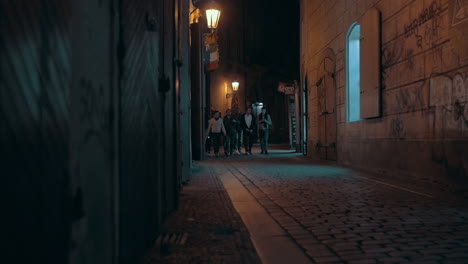 Grupo-De-Hombres-Caminando-En-La-Noche-Praga