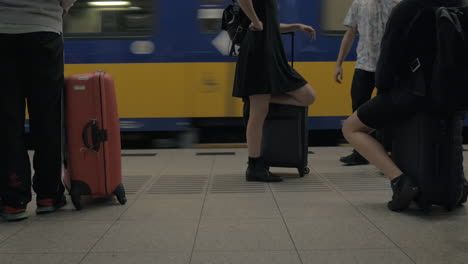Menschen-Mit-Gepäck-Warten-Am-Bahnhof-Auf-Den-Zug