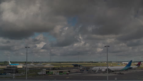Zeitraffer-Der-Wolken-über-Dem-Flughafen-Amsterdam