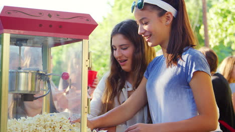 Teenager-Mädchen-Servieren-Popcorn-Auf-Einer-Blockparty-In-Der-Nachbarschaft