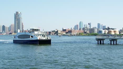 Ferry-De-Pasajeros-Sobre-El-Río-Hudson-En-Nueva-York-Llegando-Al-Muelle