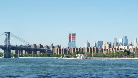 Schiff-Auf-Dem-Hudson-River-Mit-Skyline-Und-Williamsburg-Bridge