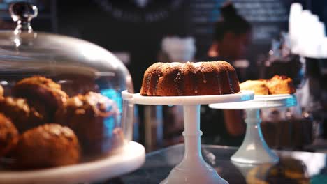 Exhibición-De-Pasteles-Y-Muffins-Sin-Cereales-En-El-Mostrador-De-La-Cafetería