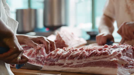Dos-Carniceros-Preparando-Carne-En-Una-Carnicería,-Sección-Intermedia