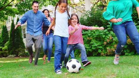 Mehrgenerationenfamilie-Spielt-Fußball-Im-Garten
