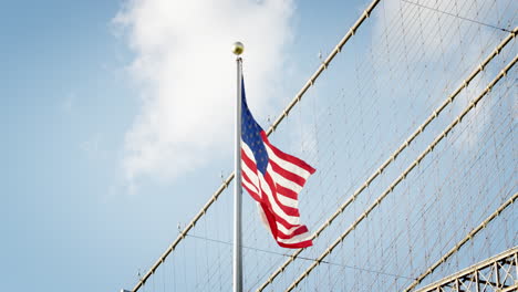 Amerikanische-Flagge-Weht-An-Der-Brooklyn-Bridge-In-New-York