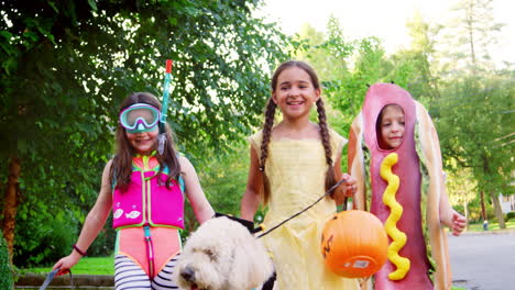 Kinder-Und-Hund-In-Halloween-Kostümen-Für-Süßes-Oder-Saures