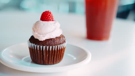 Close-Up-Of-Cupcake-On-Plate-In-Coffee-Shop