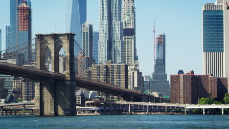 Panoramablick-Auf-Die-Skyline-Von-Manhattan-Und-Die-Brooklyn-Bridge