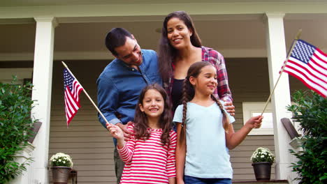 Porträt-Einer-Familie-Vor-Dem-Haus-Mit-Amerikanischen-Flaggen