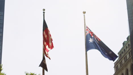 Amerikanische-Und-Australische-Flaggen-Wehen-Von-Fahnenmasten