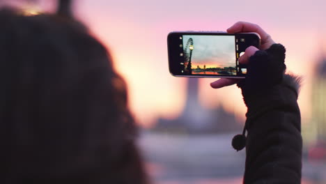 Woman-Takes-Photo-Of-Big-Ben-On-Mobile-Phone-At-Sunset