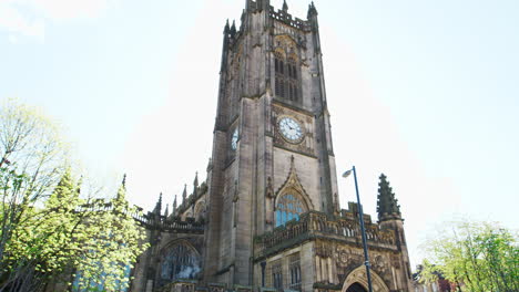 Manchester,-Großbritannien---4.-Mai-2017:-Dolly-Aufnahme-Der-Außenseite-Der-Kathedrale-Von-Manchester