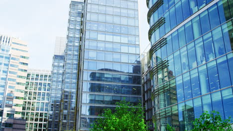 London---Mai-2017:-Blick-Auf-Moderne-Gebäude-Mit-Glasfassade-Vor-Blauem-Himmel,-City-Of-London,-London
