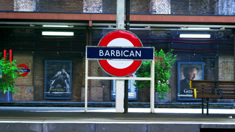 London---Mai-2017:-Bahnsteig-An-Der-U-Bahnstation-Barbican,-City-Of-London,-London-Ec2