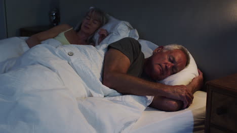 Ruhiges-älteres-Paar,-Das-Nachts-Im-Bett-Schläft
