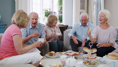 Eine-Gruppe-älterer-Freunde-Genießt-Gemeinsam-Den-Nachmittagstee-Zu-Hause