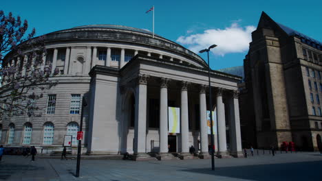 Manchester,-Großbritannien-–-4.-Mai-2017:-Zeitraffersequenz,-Die-Das-Äußere-Des-Gebäudes-Der-Zentralbibliothek-Von-Manchester-Zeigt