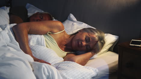 Ruhiges-älteres-Paar,-Das-Nachts-Im-Bett-Schläft