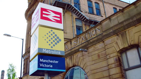 Manchester,-Großbritannien---4.-Mai-2017:-Außenansicht-Des-Victoria-Bahnhofs-Und-Der-U-Bahn-Station-In-Manchester