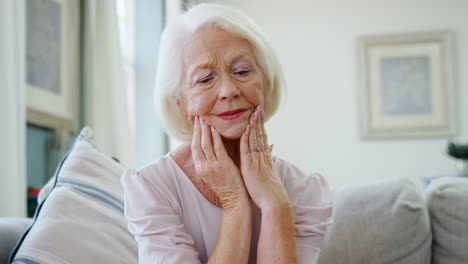 Ältere-Frau-Sitzt-Zu-Hause-Auf-Dem-Sofa-Und-Leidet-An-Depressionen