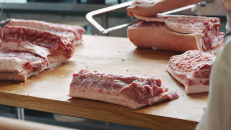 Tres-Jóvenes-Carniceros-Preparando-Carne-En-Una-Carnicería.