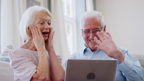 Pareja-De-Ancianos-Usando-Una-Computadora-Portátil-Para-Conectarse-Con-La-Familia-Para-Una-Videollamada