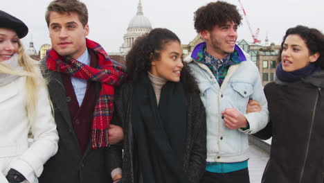 Gruppe-Junger-Freunde,-Die-über-Die-Millennium-Bridge-In-London-Gehen?