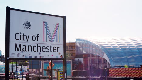 Manchester,-Reino-Unido---4-De-Mayo-De-2017:-Primer-Plano-Del-Cartel-En-El-Centro-De-La-Ciudad-De-Manchester