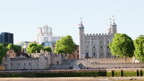 Exterior-Of-The-Tower-Of-London-With-River-Thames-In-Foreground