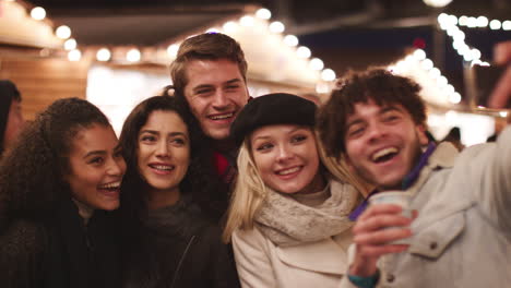 Junge-Freunde-Posieren-Für-Selfie-Auf-Dem-Weihnachtsmarkt