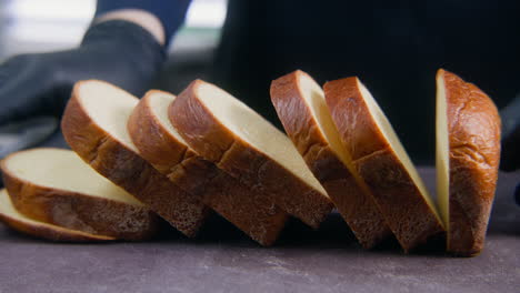 Der-Koch-Schneidet-Brot-Für-Sandwiches-Oder-Toast